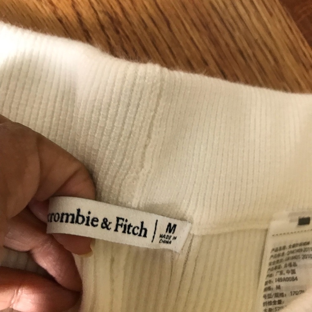 Abercrombie Women's Cream Knit Shorts - Picture 4 of 7
